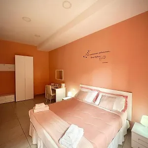 Rianna House Nápoly